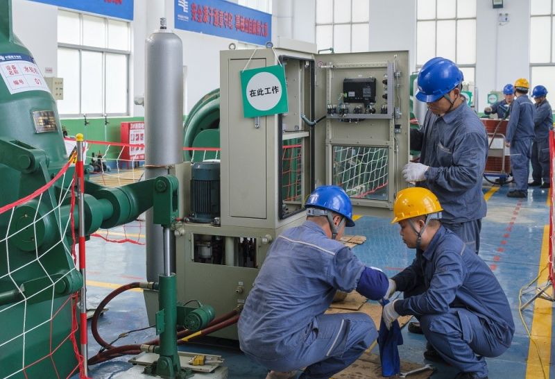 1.靖西供電公司工作人員在峒牌發(fā)電站對(duì)機(jī)電設(shè)備進(jìn)行年度檢修。駱衍利攝.JPG