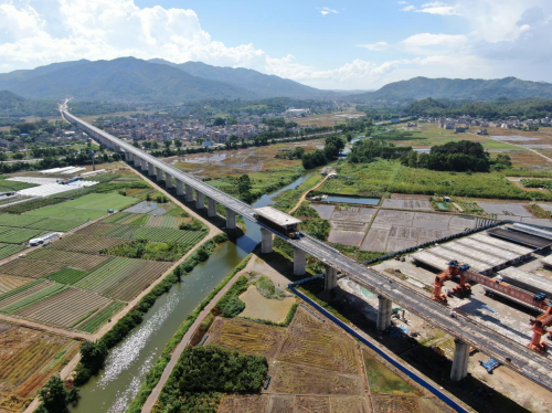 南玉鐵路站前工程NO8標(biāo)順利完成標(biāo)段內(nèi)南寧方向箱梁架設(shè)任務(wù)