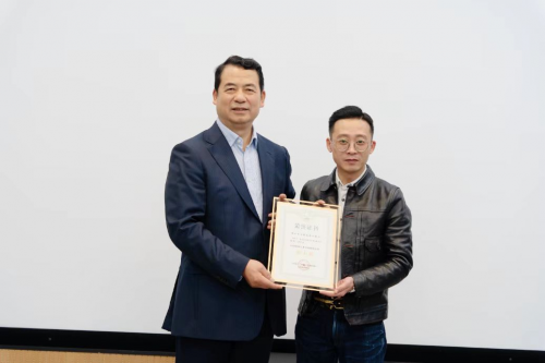 榮耀加冕&mdash;&mdash;紅利地板摘得中國地板行業(yè)環(huán)保健康品質(zhì)金山獎