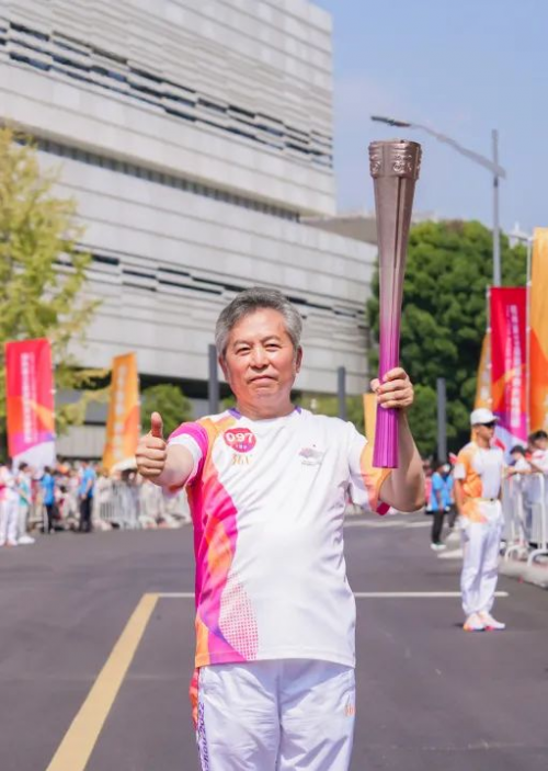 薪火接力&middot;榮耀時(shí)刻！千年舟集團(tuán)董事長陸銅華擔(dān)任亞運(yùn)會火炬手